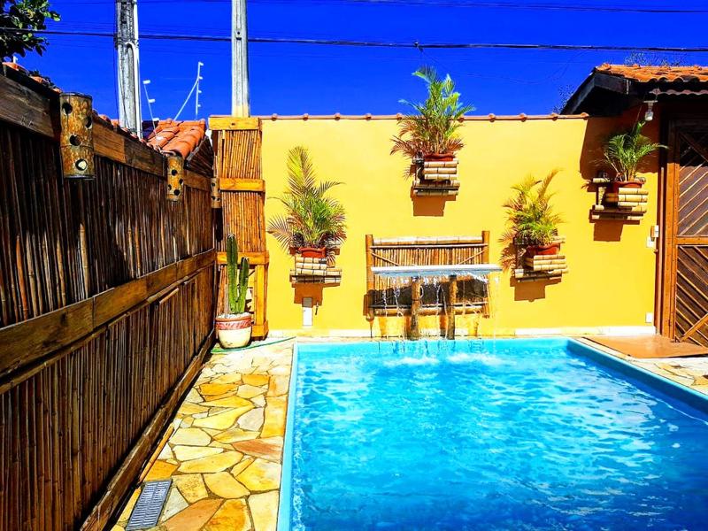 Casa linda com Piscina e Jogos pertinho da Praia - image 1