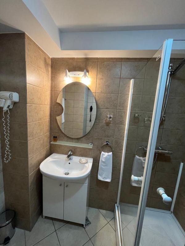 Standard Double Room image 3