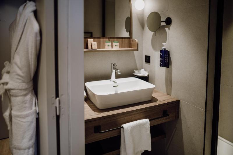 Classic Double Room with Side Sea View image 2