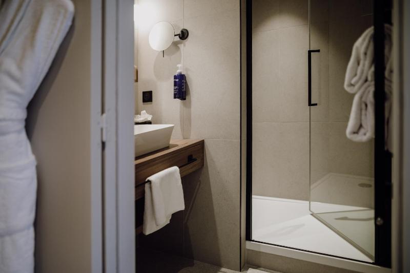 Classic Double Room with Side Sea View image 3