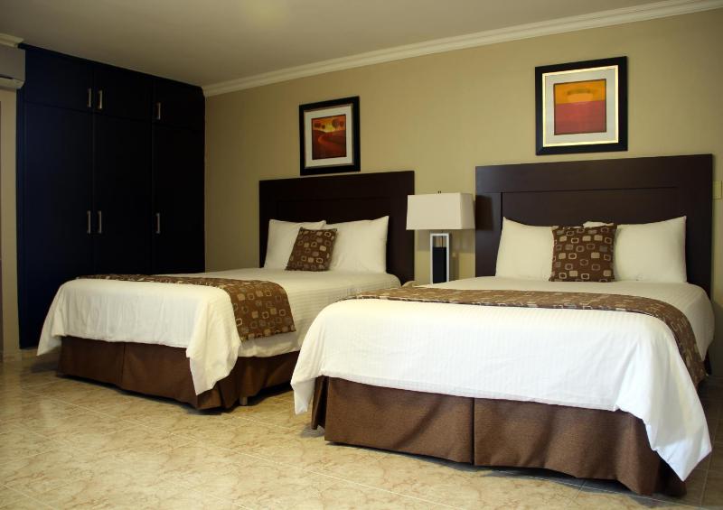 Aparthotel Sevilla Suites - image 13