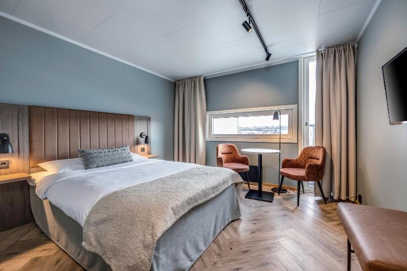 Small Double Room (140 cm bed) image 1