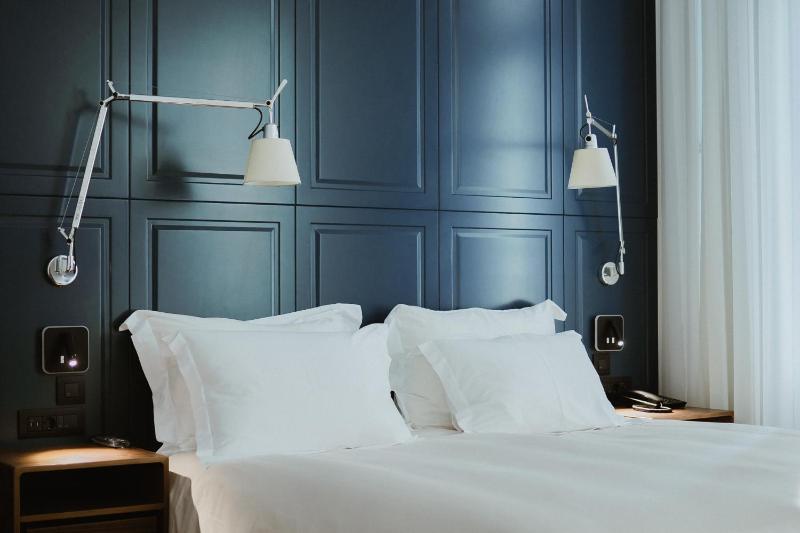 King Room with Balcony image 3