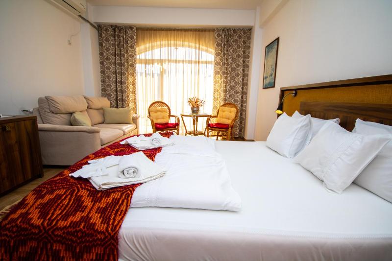 King Room with Balcony and Danube View  image 2