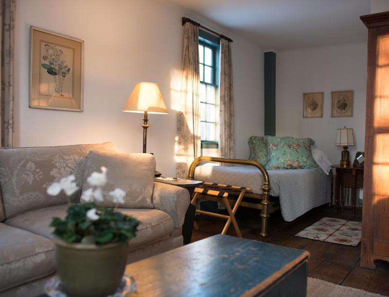 Queen Room with Twin Bed and Sofa Bed image 2