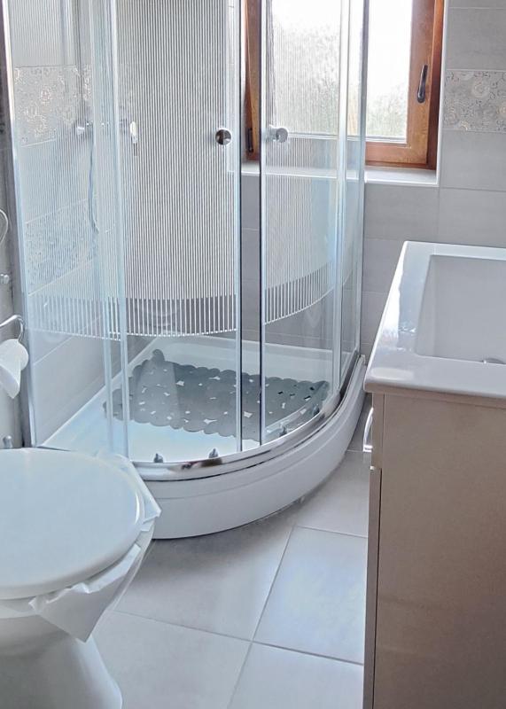 Twin Room with Bathroom image 3