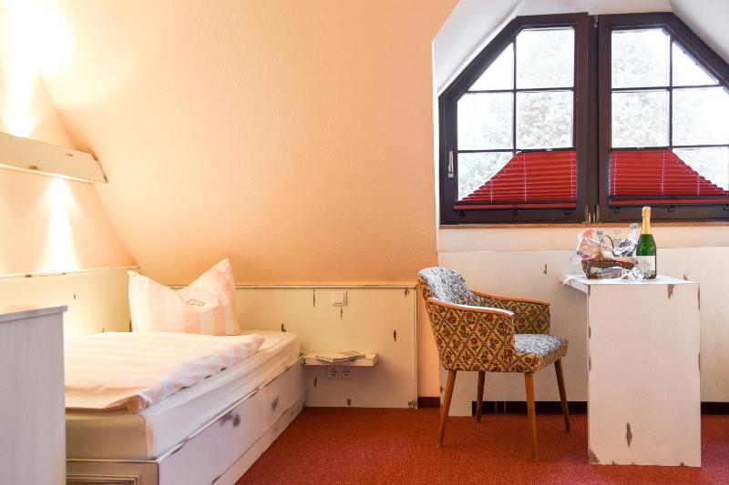 Twin Room image 4