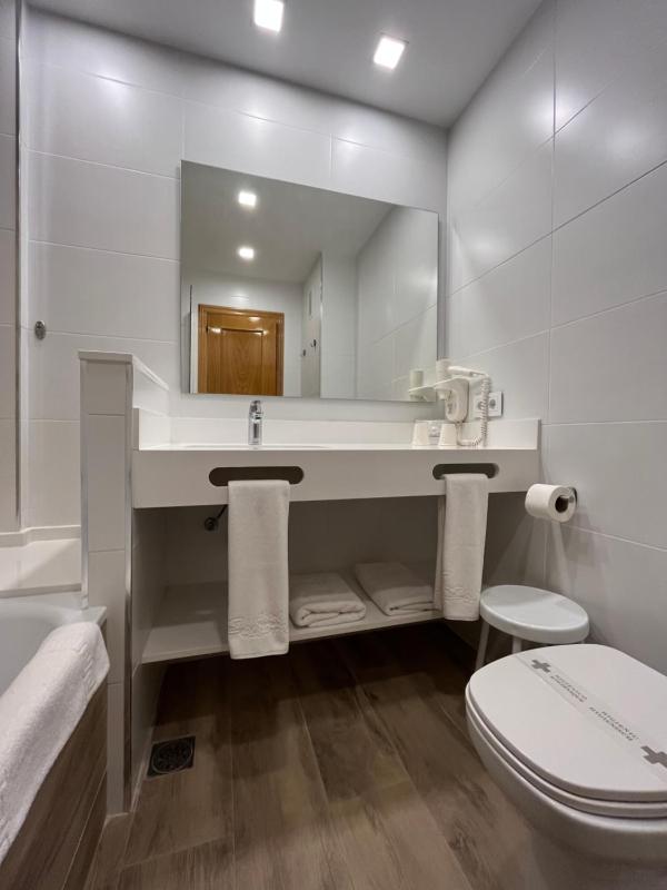 Double or Twin Room image 3