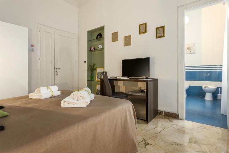 Double Room image 4