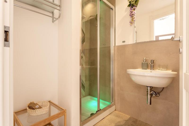 Double or Twin Room with Private Bathroom image 4