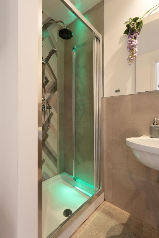Double or Twin Room with Private Bathroom image 2