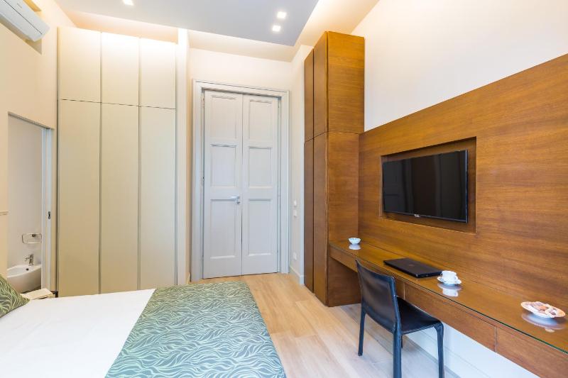 Deluxe Double Room with Sea View image 2