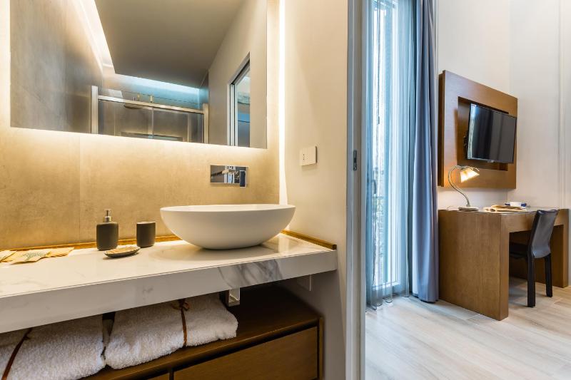 Quadruple Room with Private Bathroom image 2