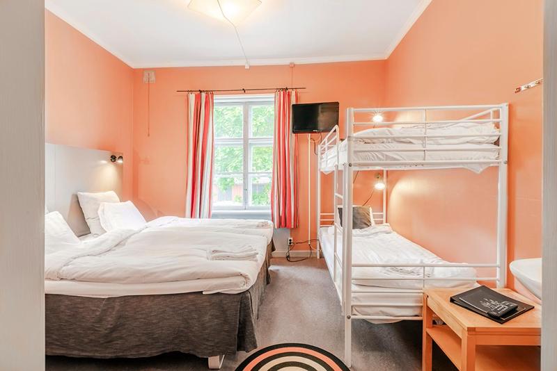 Classic Quadruple Room image 3