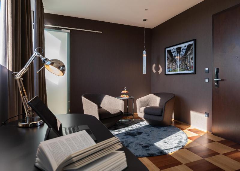 Deluxe Family Suite image 4