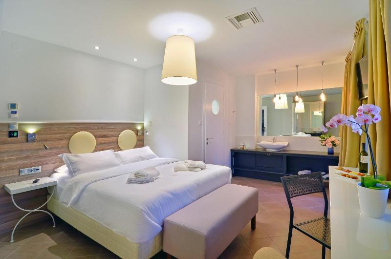 Superior Double Room with Balcony image 3