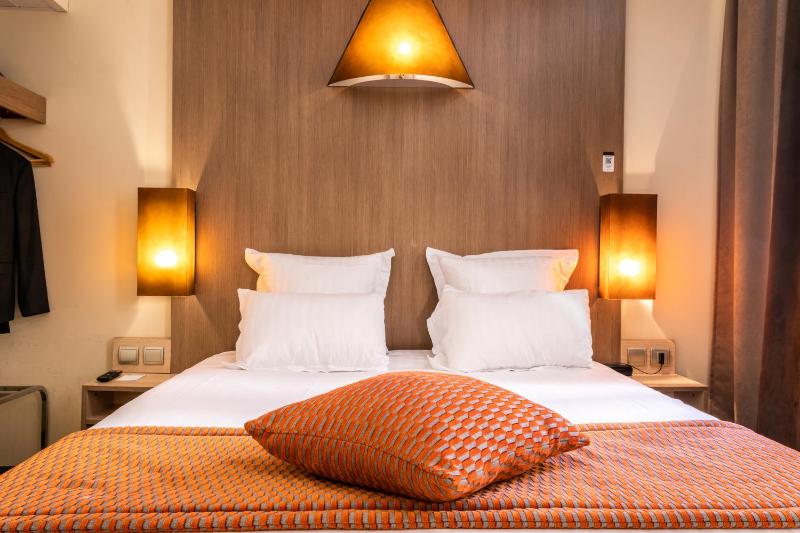 Superior Double Room with Large bed and Bath image 4