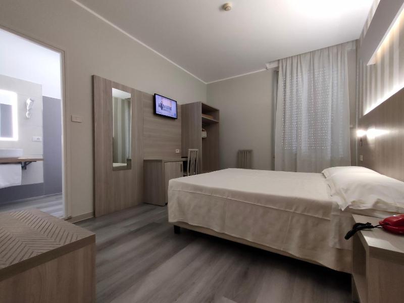 Double Room image 3