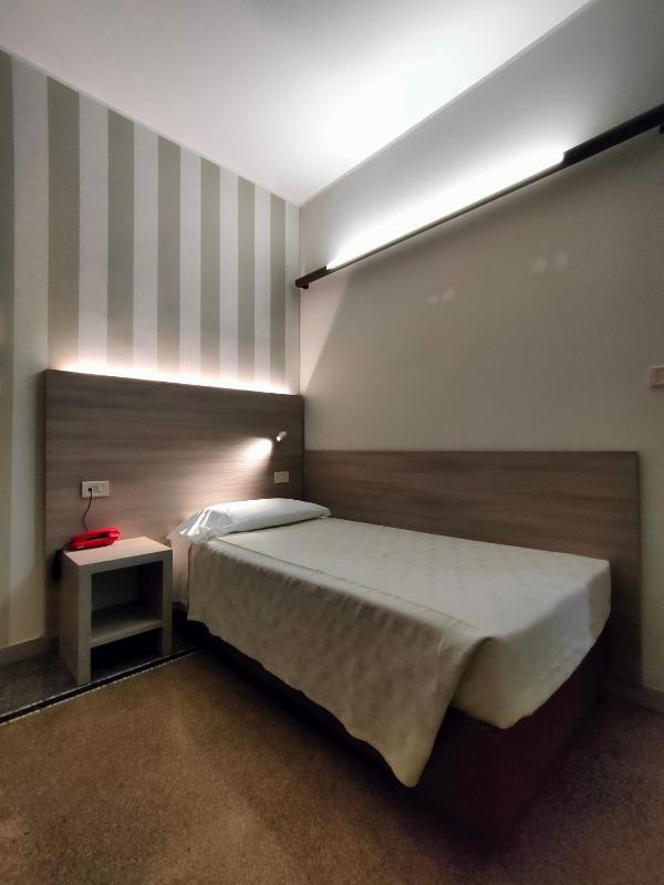 Single Room with Shower image 4