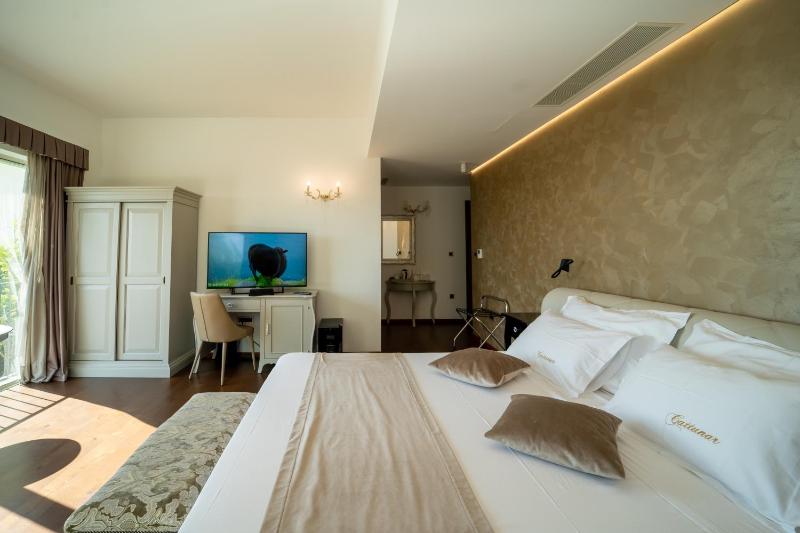Junior Suite with Balcony image 1