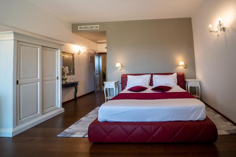 Junior Suite with Balcony image 2