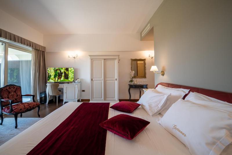 Junior Suite with Balcony image 3