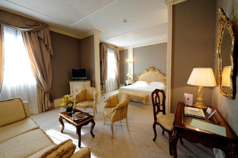Deluxe Suite with Side Grand Canal View image 1