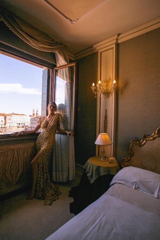 Deluxe Suite with Side Grand Canal View image 4