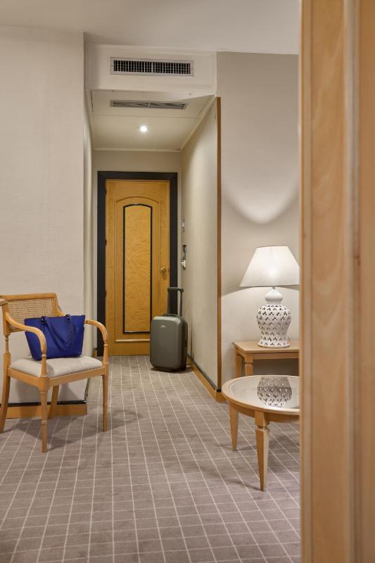 Family Room (2 Adults + 2 Children) image 4