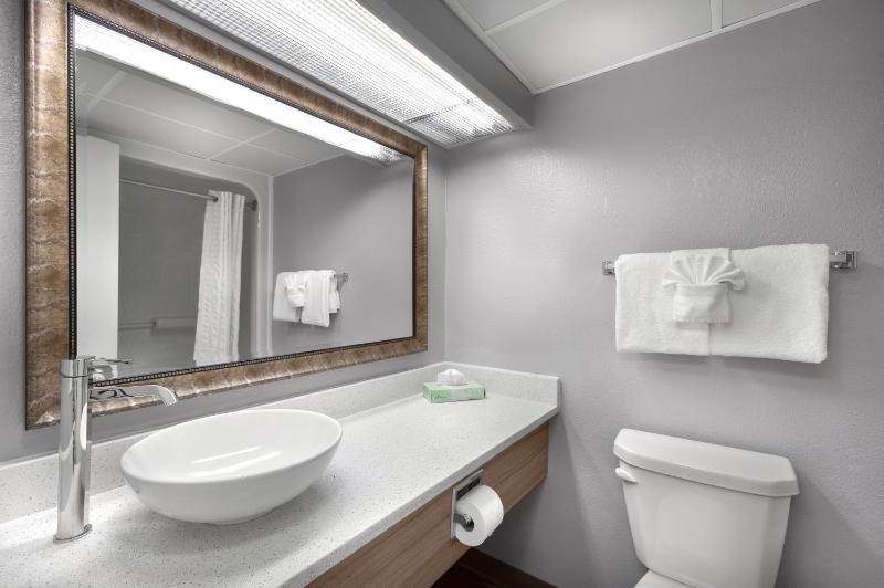 Oceanfront Queen Efficiency image 2