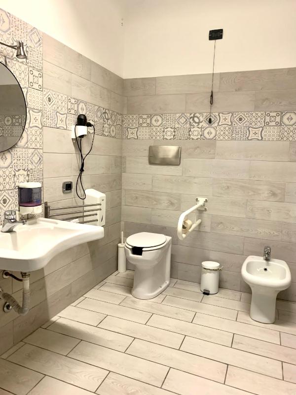 Large Double or Twin Room image 2