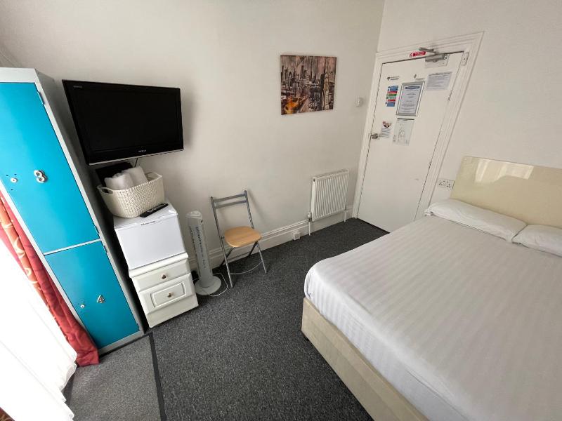 Double Room with Shared Bathroom image 2