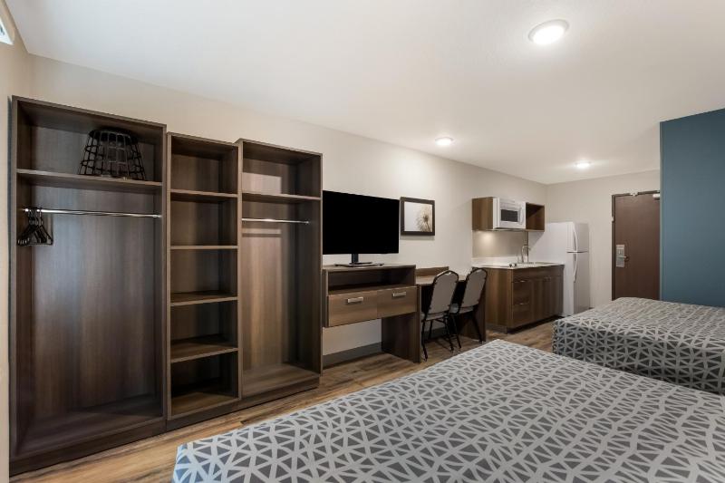Standard Queen Room with Two Queen Beds - Non Smoking image 2