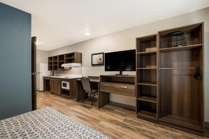 Queen Room with Roll-In Shower - Accessible/Non Smoking image 3