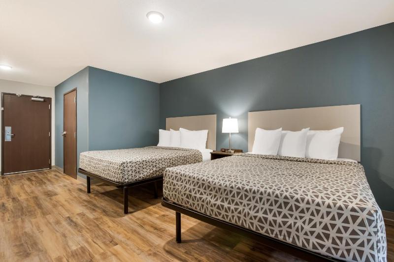 Standard Queen Room with Two Queen Beds - Non Smoking image 3