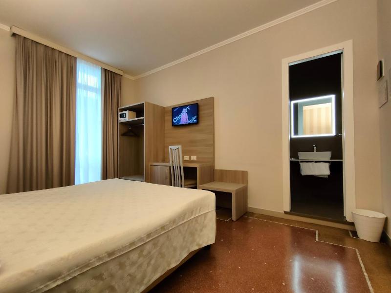 Double Room with Balcony and Sea View image 3