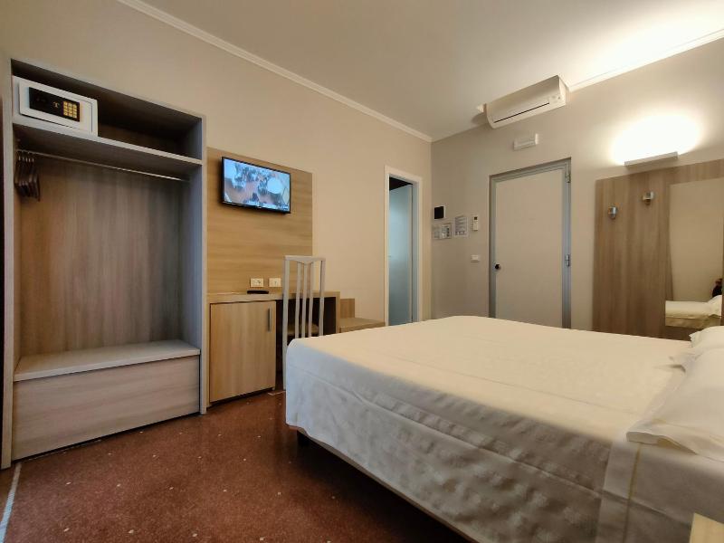 Double Room with Balcony and Sea View image 4