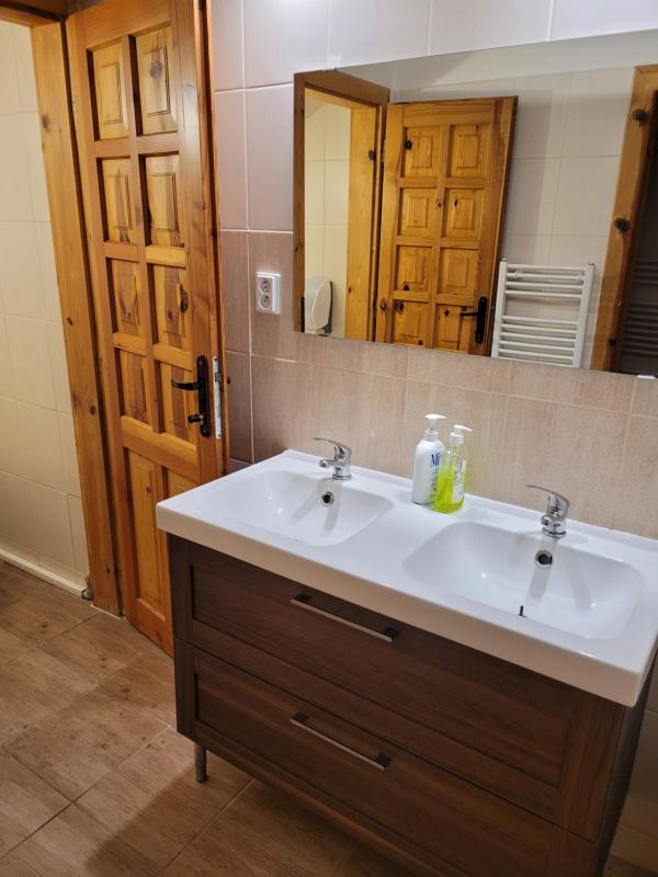 Six-Bedroom Suite image 1