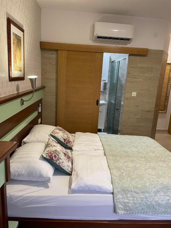 Deluxe Double Room image 4