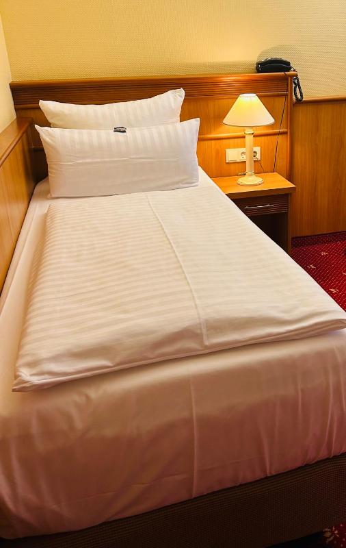 Standard Single Room image 4