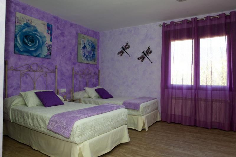 Twin Room with Mountain View image 1