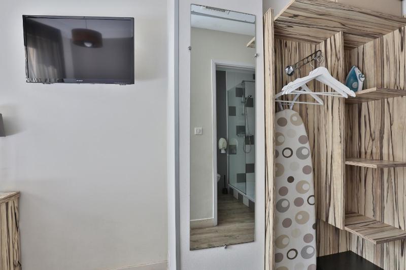 Double Room with Balcony image 3