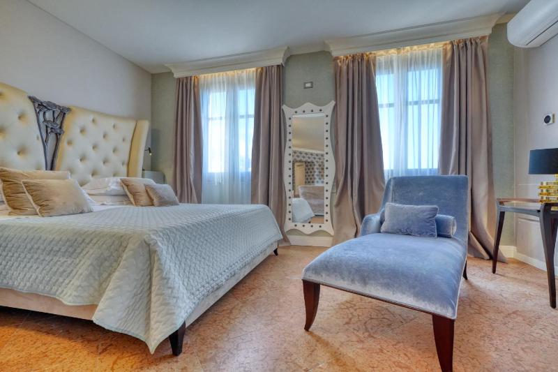 Executive Suite image 3