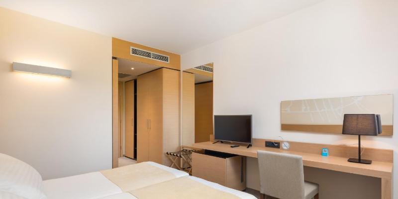 Standard Double Room image 4