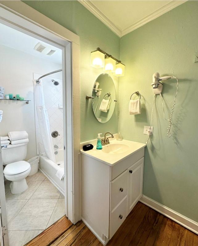 Queen Suite image 2