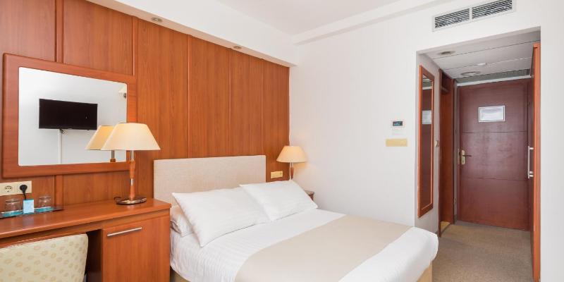 Standard Double Room - Seaside image 4