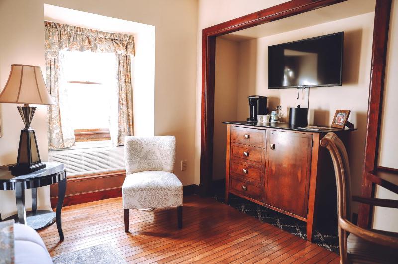 Deluxe Family Suite image 3
