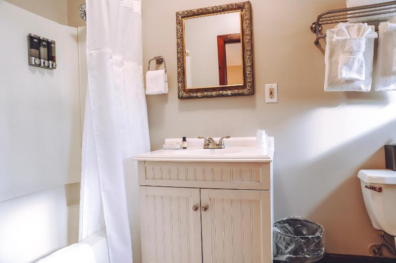 Standard King Room image 3