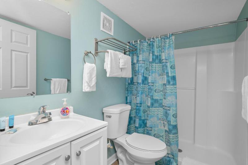 Standard King Room image 2