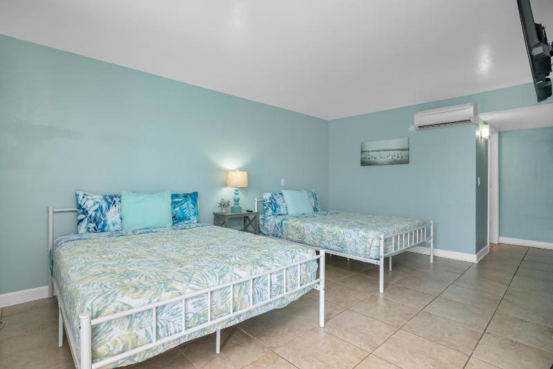 Queen Room with Two Queen Beds image 2